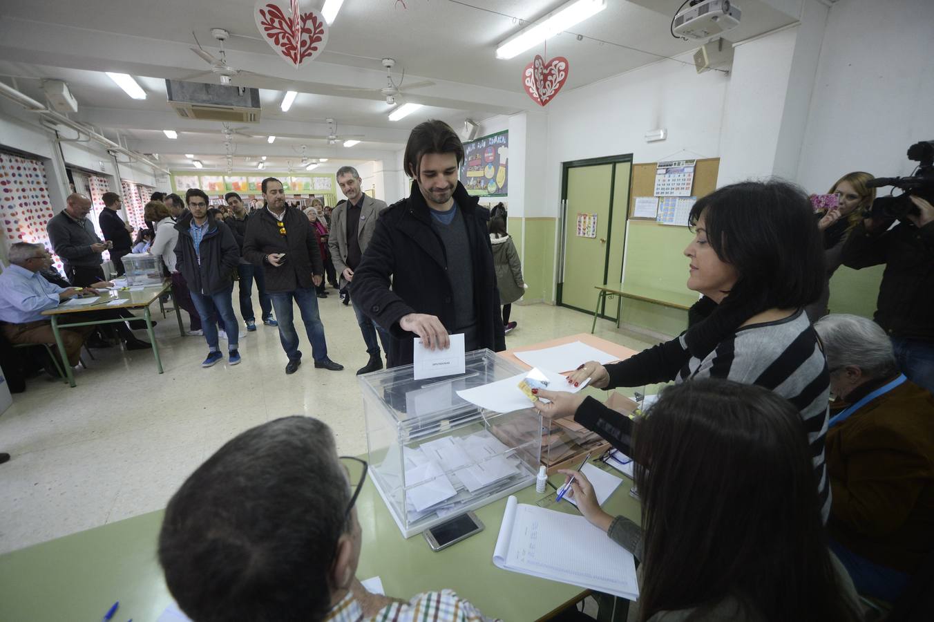 12:16Javier Sánchez, número uno de la Región de Murcia al Congreso de los Diputados por Podemos ha votado en el colegio Maestro José Castaño de Murcia.