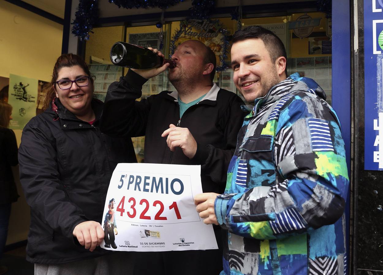 Miembros de la cofradía de Semana de Santa "El Cristo Yacente" de Torres de Berrellén (Zaragoza), que ha vendido participaciones del número 43.221, uno de los quintos premios.