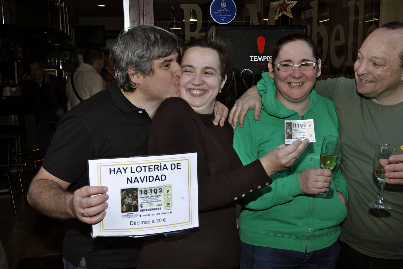 Los propietarios del bar Marbella Eva Hevia (2i) y José Carlos Rodríguez (i), ubicado en la calle Fernando Alonso de Oviedo, celebran el quinto premio del Sorteo de Navidad que ha correspondido al número 18.102, número que eligieron por ser la fecha de nacimiento de uno de sus hijos.