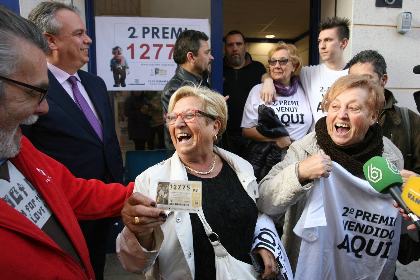 Empleados de la administración de loteria de Roda de Bará (Tarragona) y algunos agraciados celebran el segundo premio de la Loteria de Navidad, del que dicha administración ha vendido 15 series.