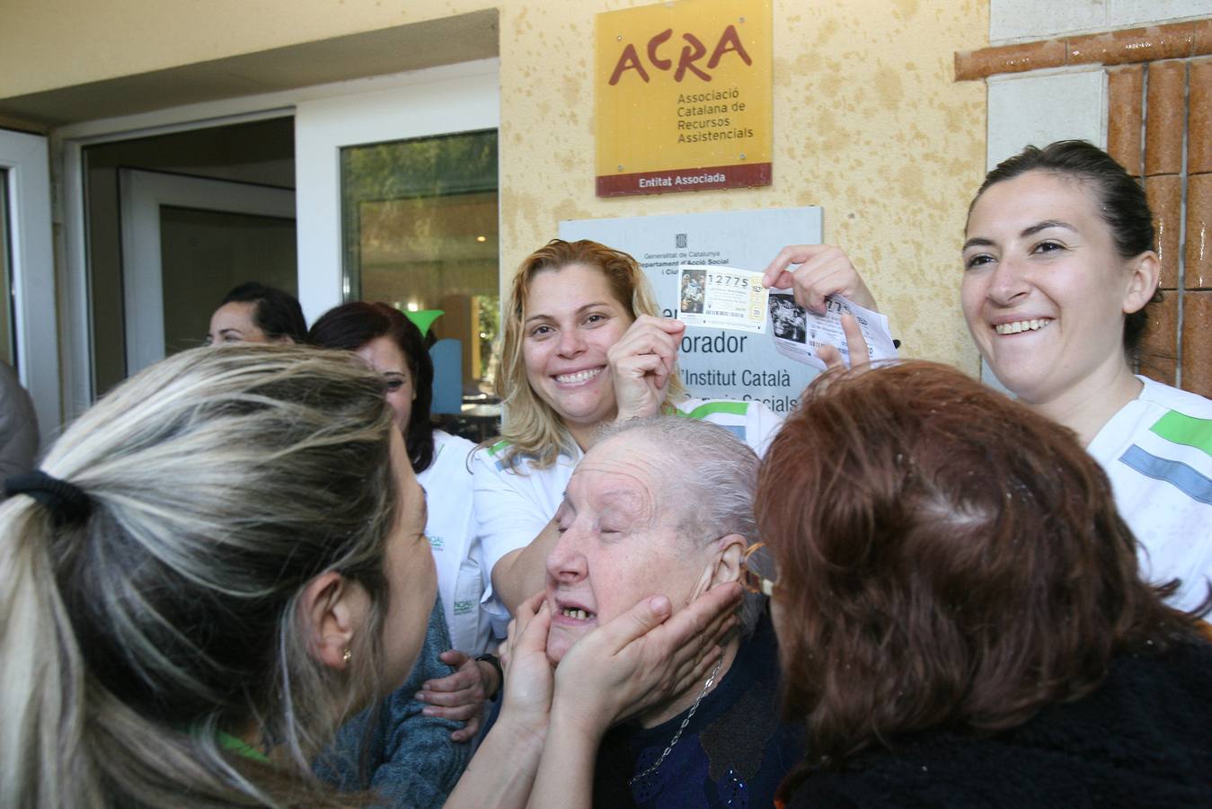 Las trabajadoras de la residencia de ancianos "Mirador Barà" de Roda de Barà (Tarragona), y algunos de sus usuarios celebran el haber sido agraciados con el segundo premio de la Lotería de Navidad.