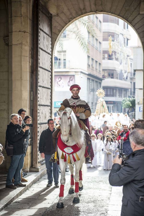 Fervor y colorido al paso de la Patrona