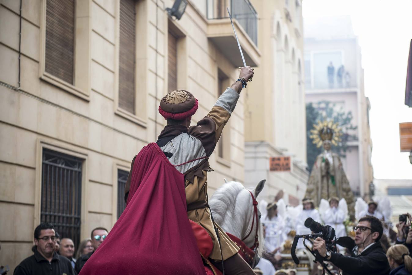 Fervor y colorido al paso de la Patrona