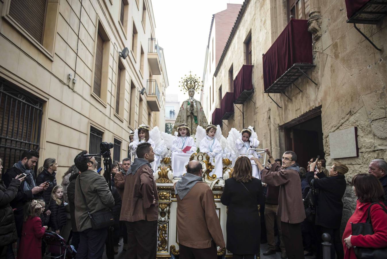 Fervor y colorido al paso de la Patrona