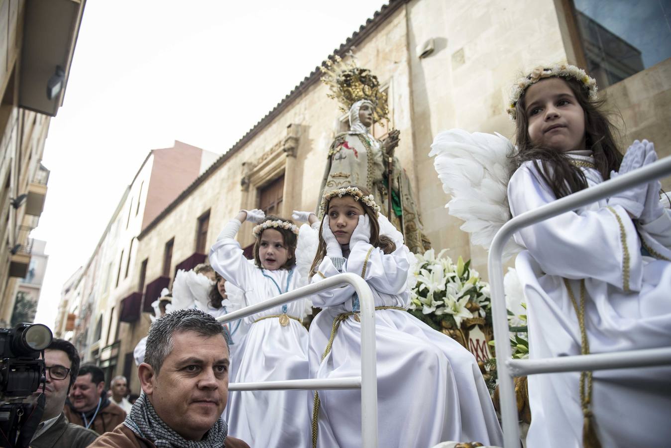 Fervor y colorido al paso de la Patrona