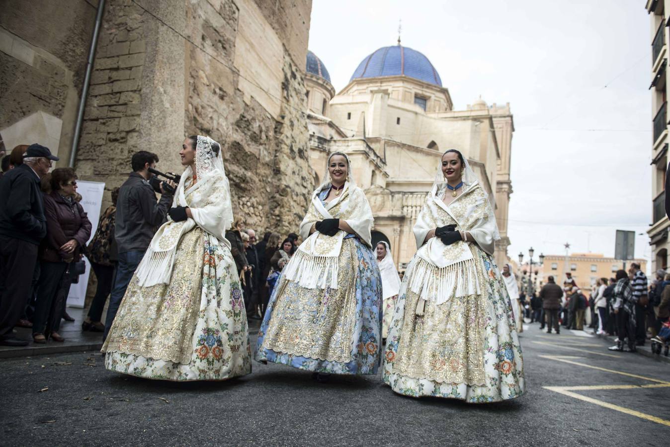 Fervor y colorido al paso de la Patrona