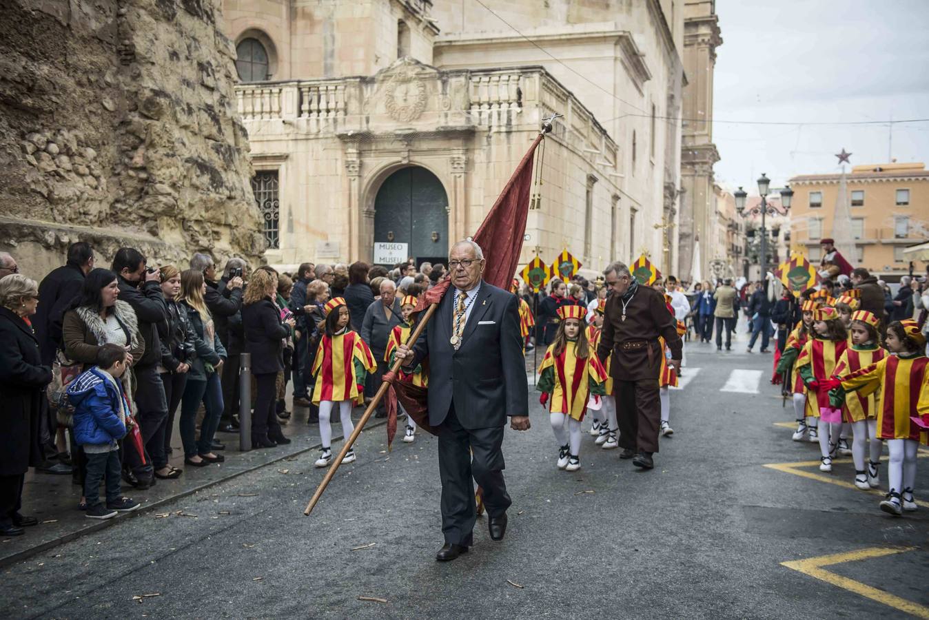 Fervor y colorido al paso de la Patrona