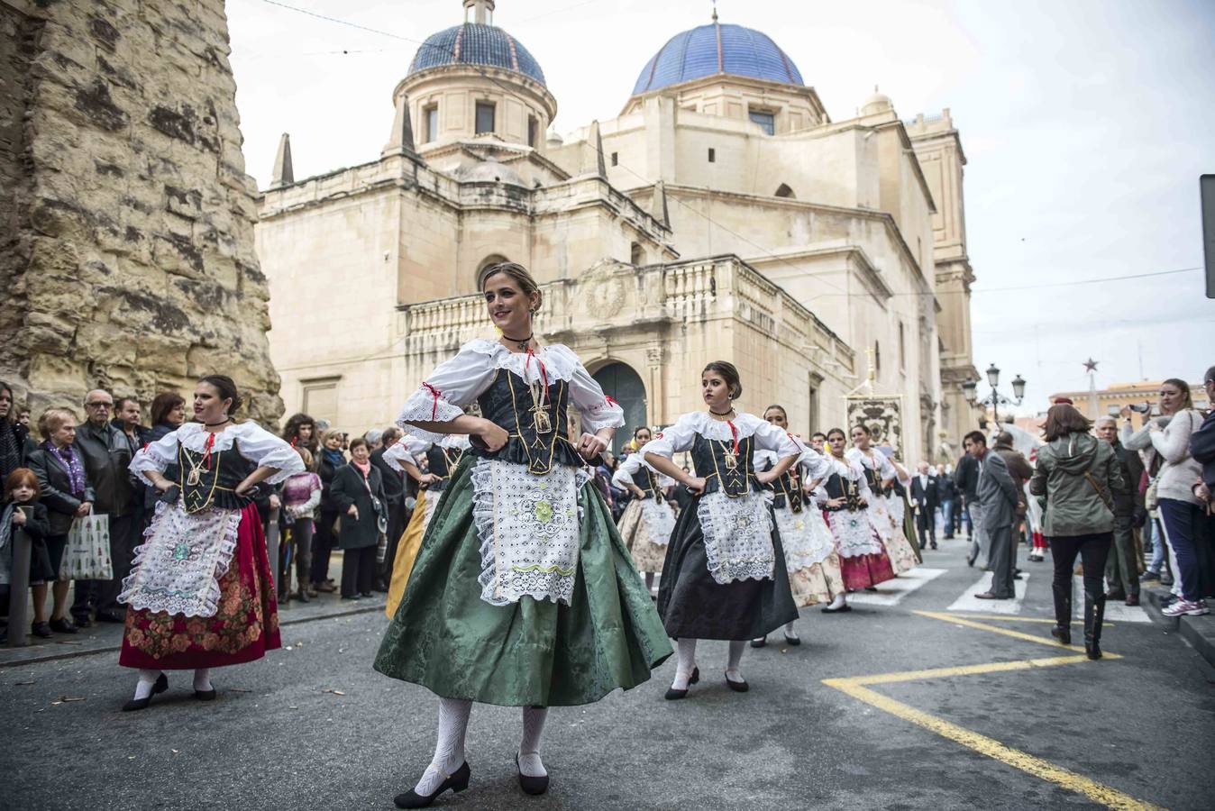 Fervor y colorido al paso de la Patrona