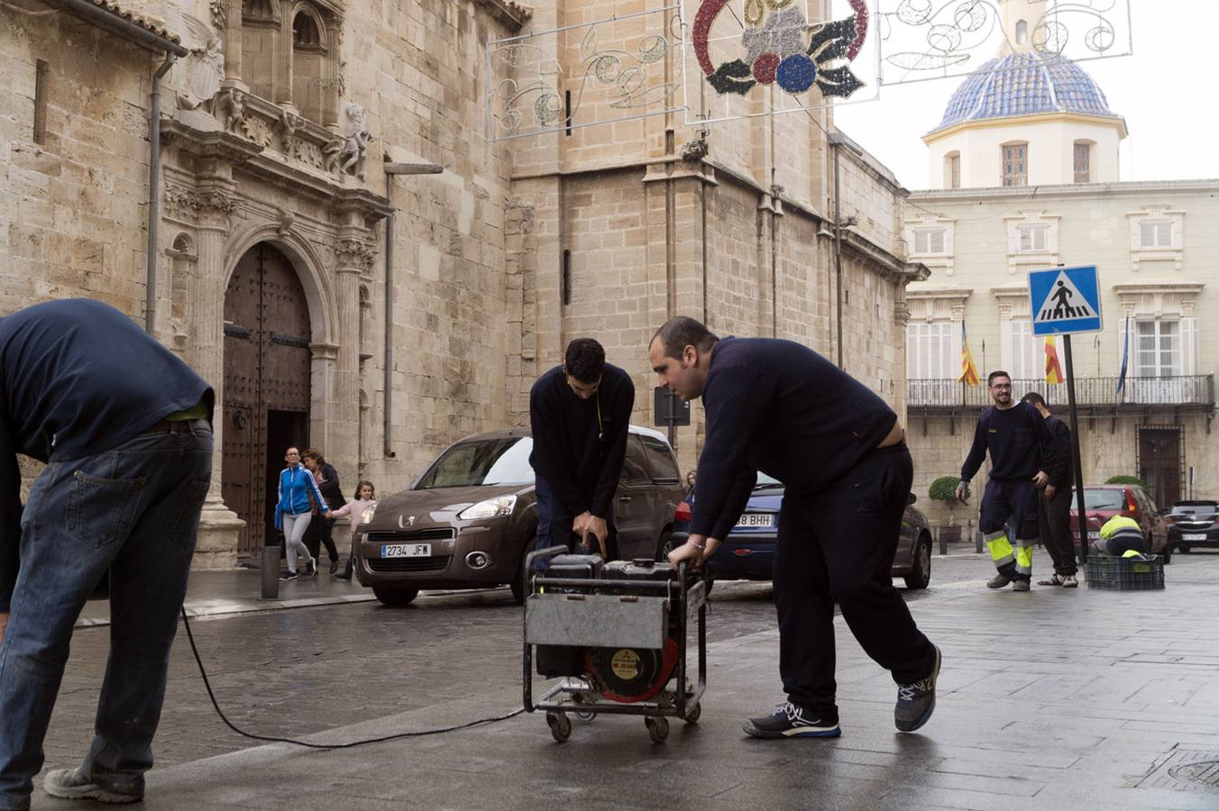 Preparativos para instalar el vallado para el desfile de la Cabalgata