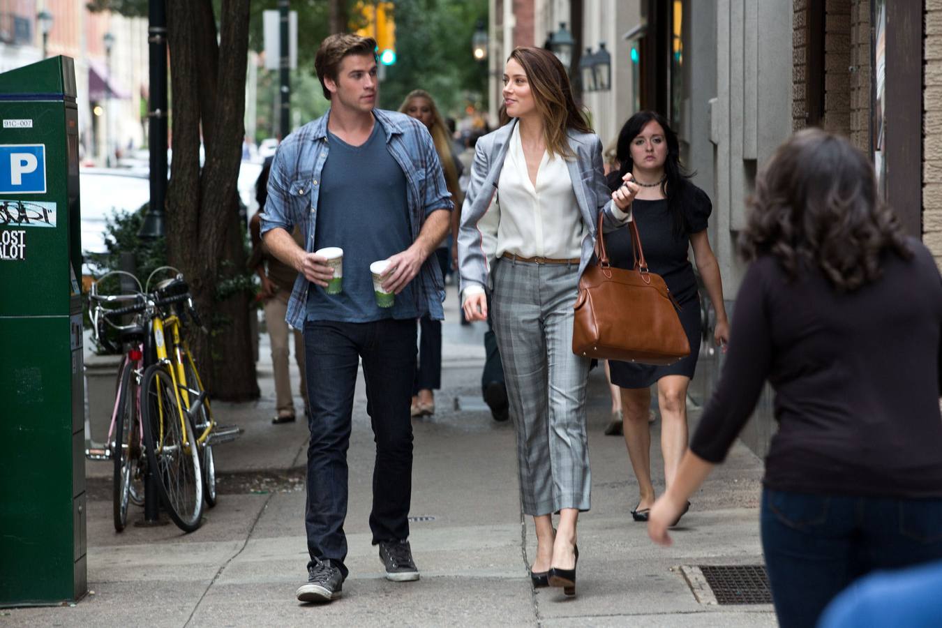 Liam Hemsworth cumple 26 años, con Miley Cyrus y mucho trabajo por delante en 2016