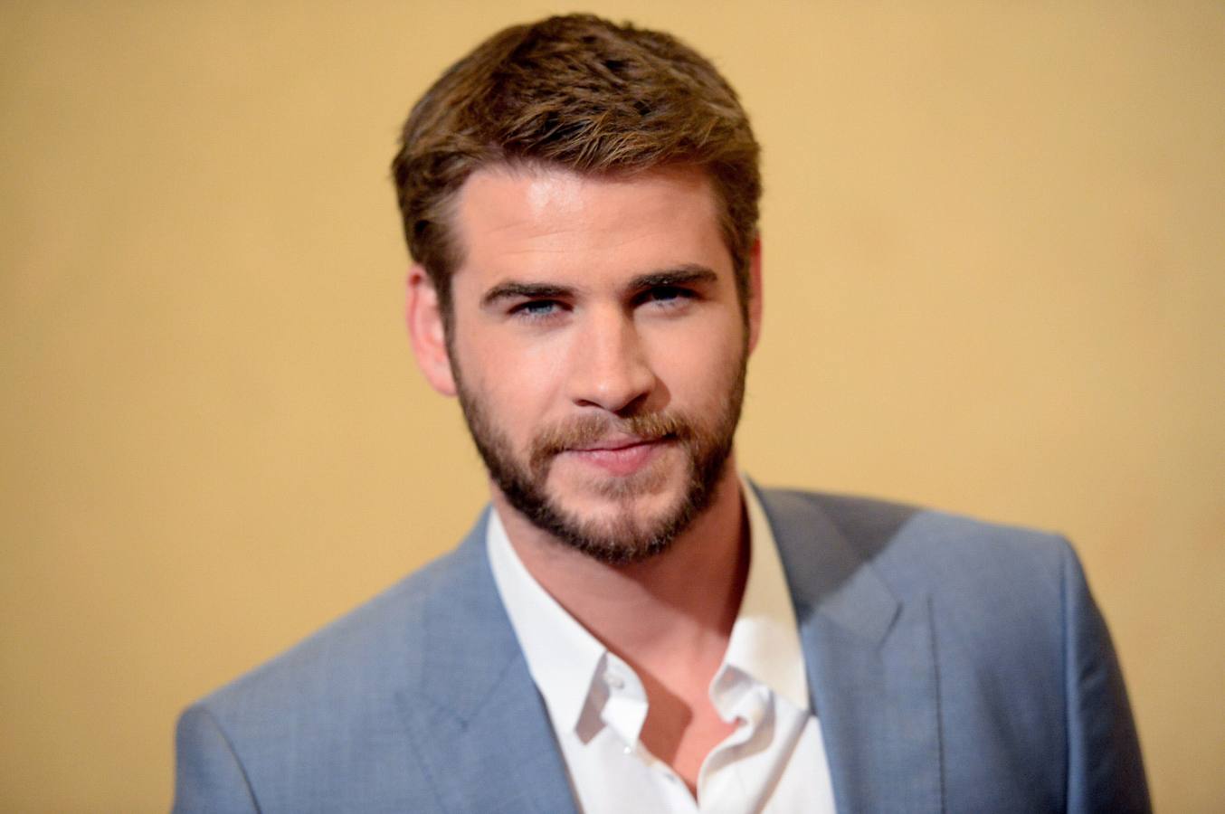 Liam Hemsworth cumple 26 años, con Miley Cyrus y mucho trabajo por delante en 2016