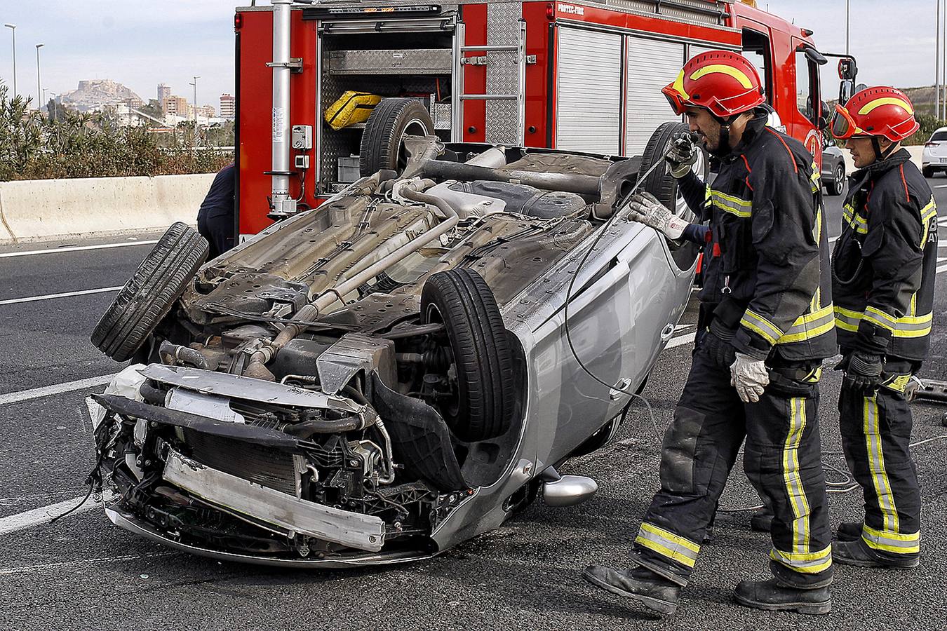 Un accidente provoca el vuelco de dos vehículos en la A-31 en Alicante