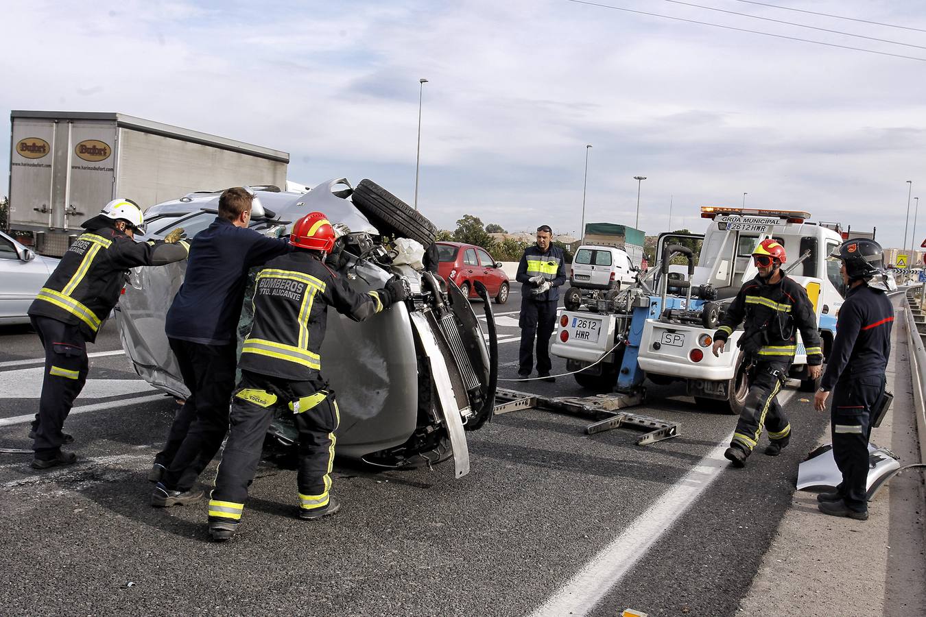 Un accidente provoca el vuelco de dos vehículos en la A-31 en Alicante