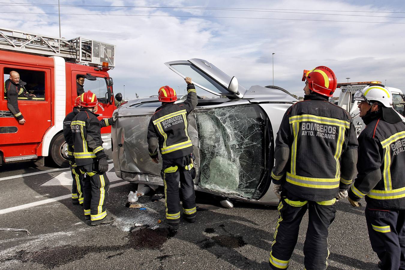 Un accidente provoca el vuelco de dos vehículos en la A-31 en Alicante