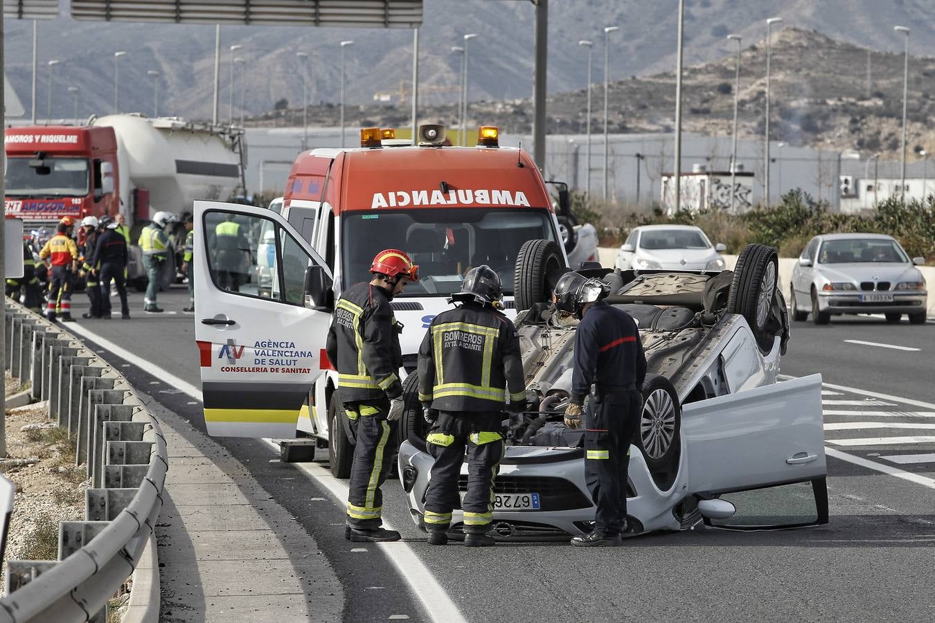 Un accidente provoca el vuelco de dos vehículos en la A-31 en Alicante