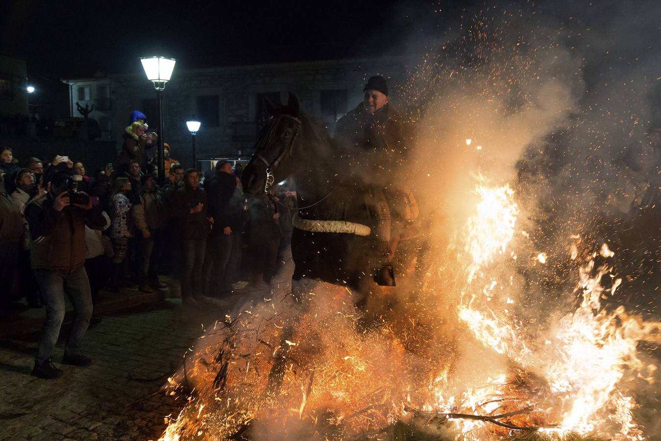 Jinetes que desafían al fuego