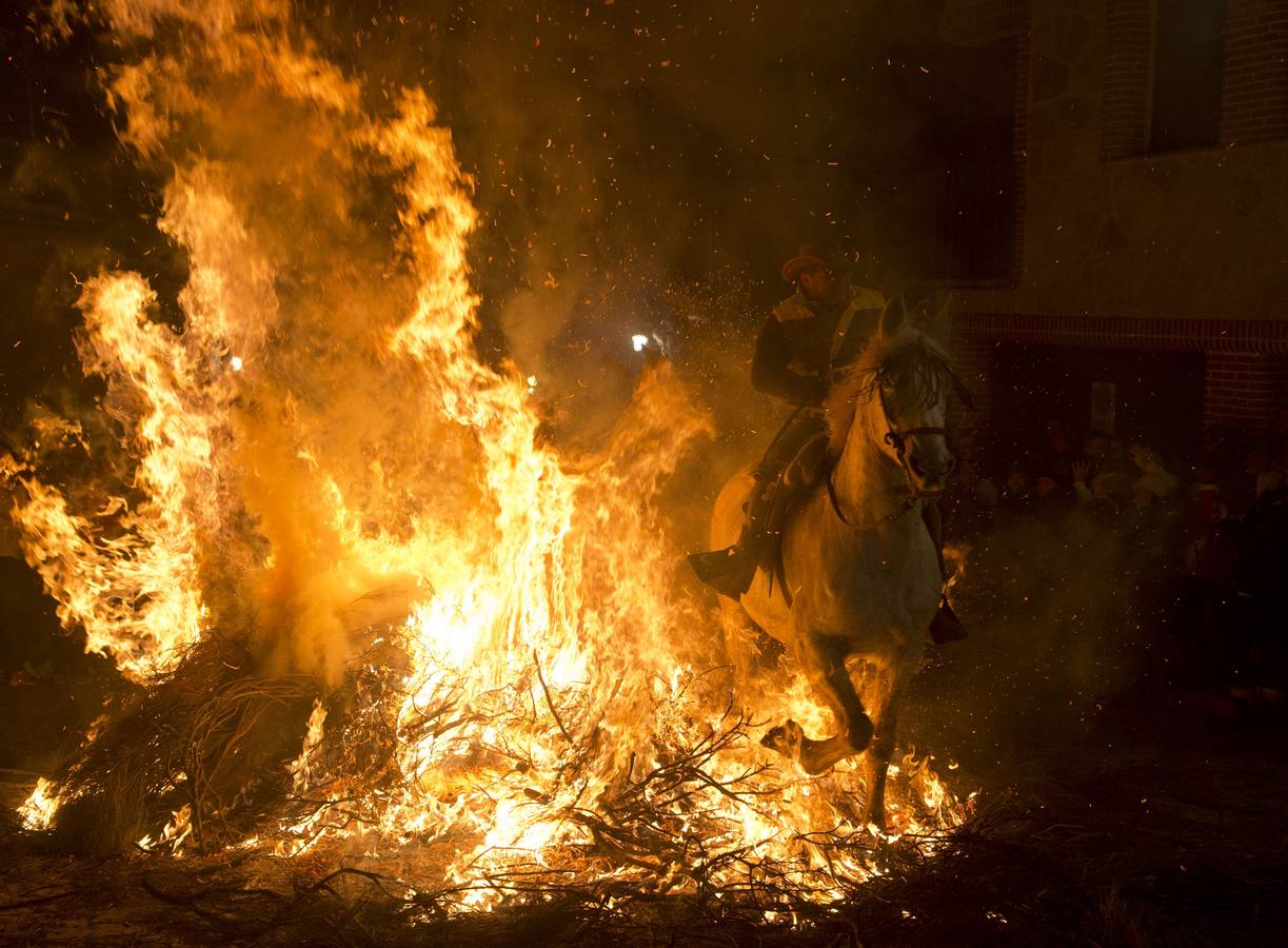 Jinetes que desafían al fuego