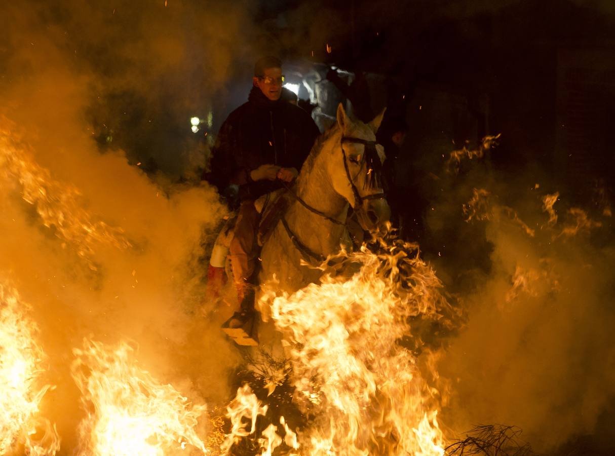 Jinetes que desafían al fuego