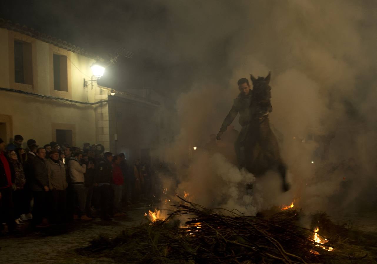 Jinetes que desafían al fuego