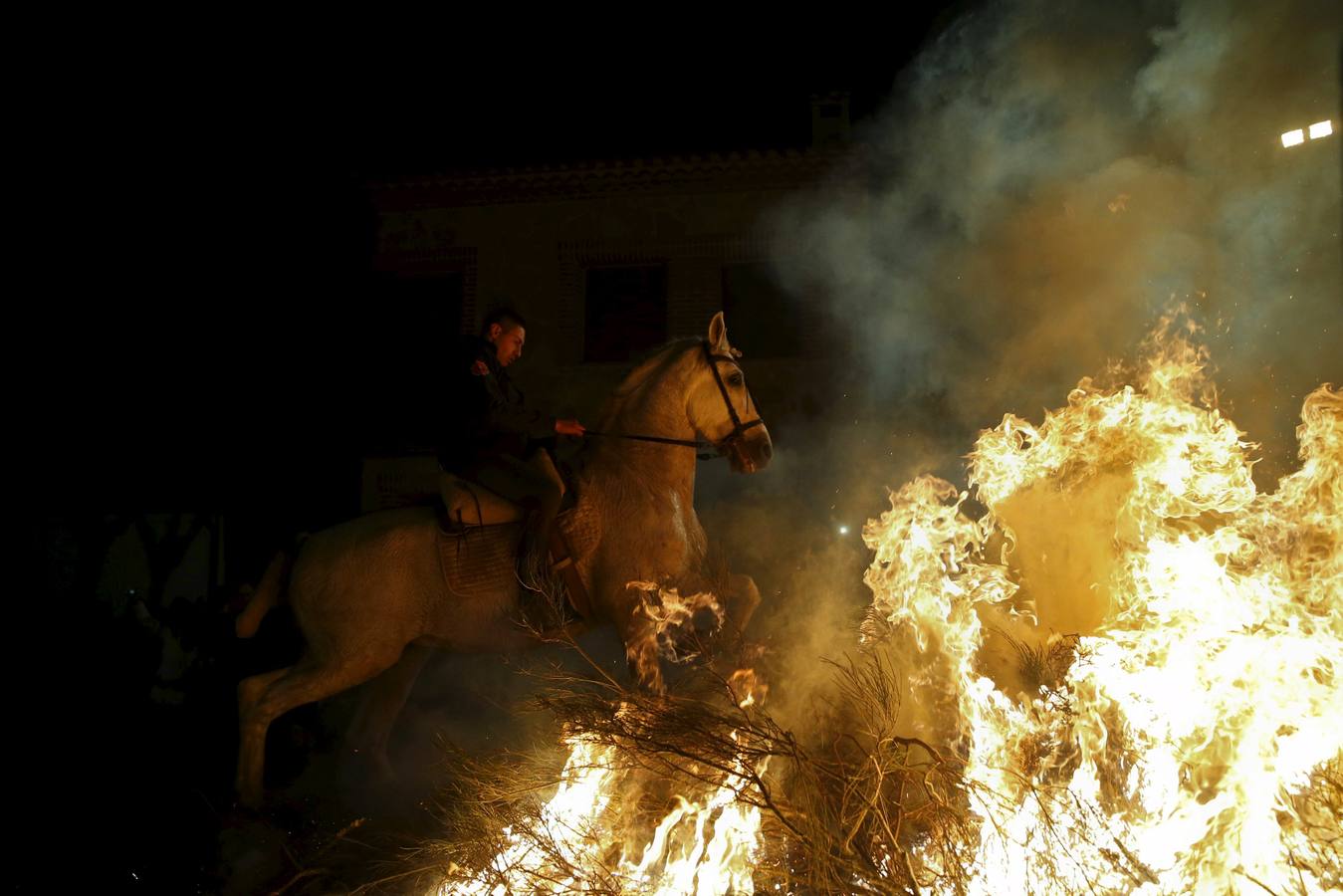 Jinetes que desafían al fuego