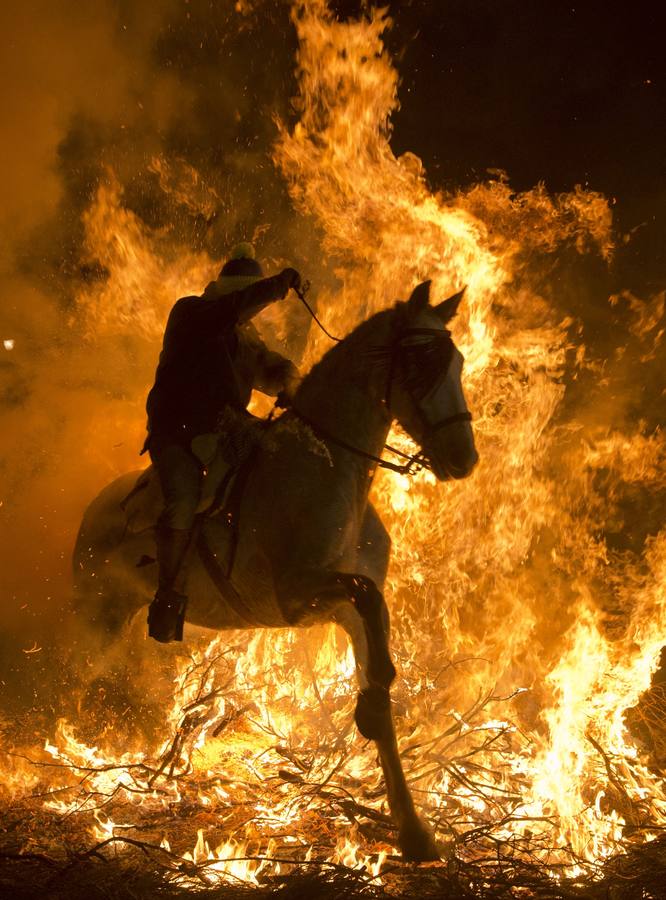 Jinetes que desafían al fuego