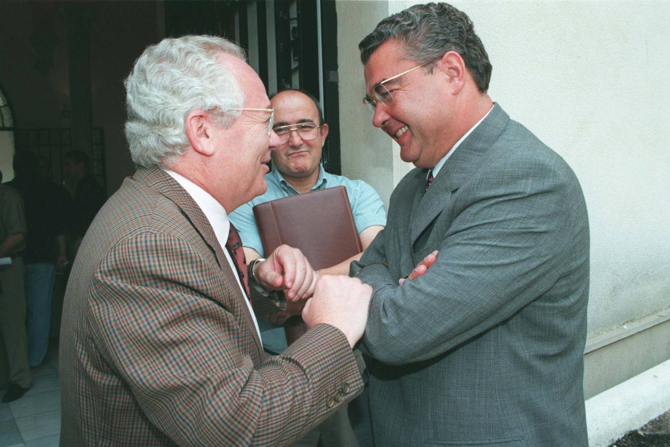 El entonces presidente de Croem, Tomás Zamora, conversa com Miguel Navarro durante la presentación de la XXXI Semana Nacional de Ganado Porcino. (9/1998)