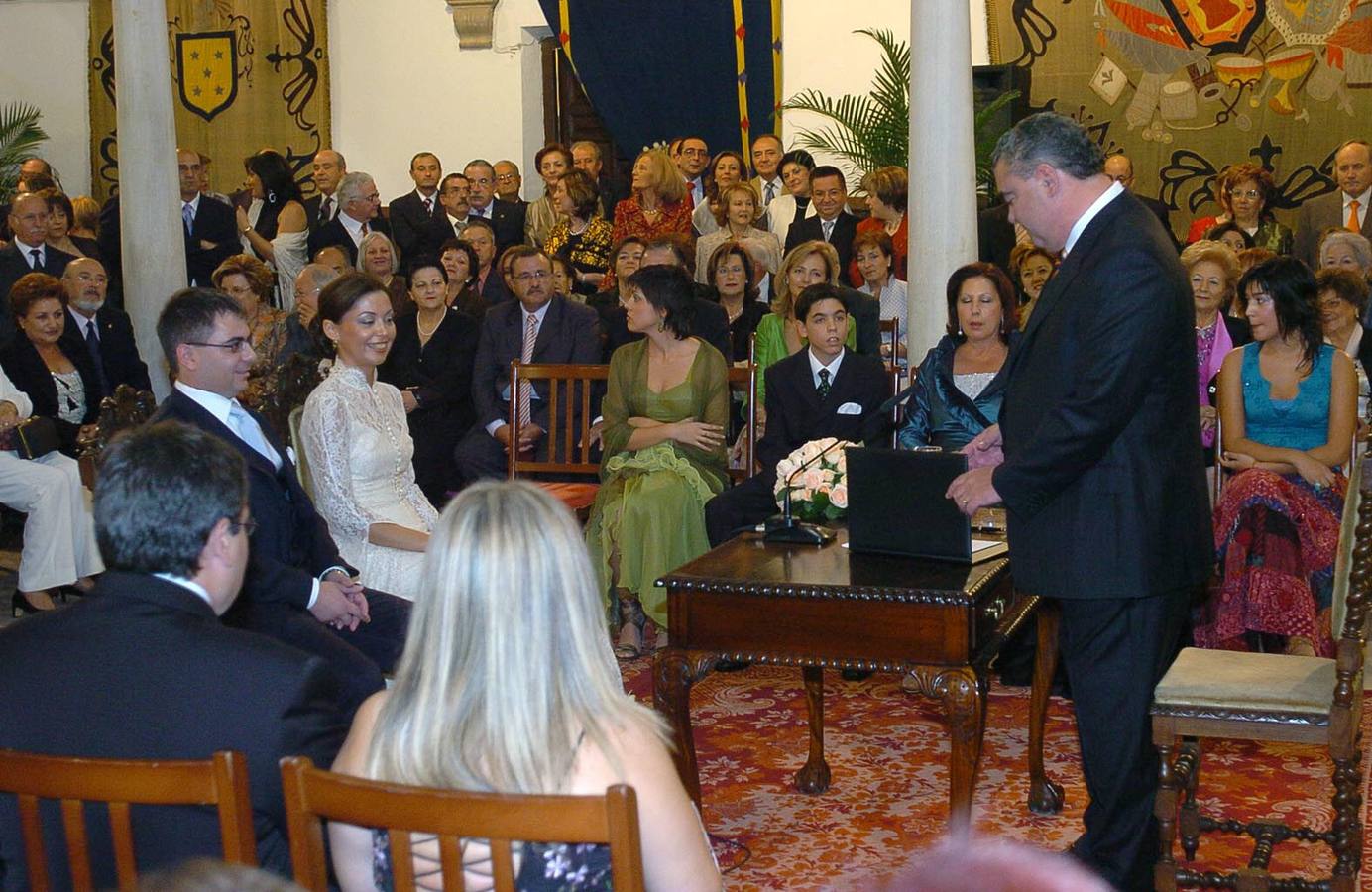 Miguel Navarro oficia como alcalde de Lorca la boda de su hija en el Palacio Guevara. (10/2005)