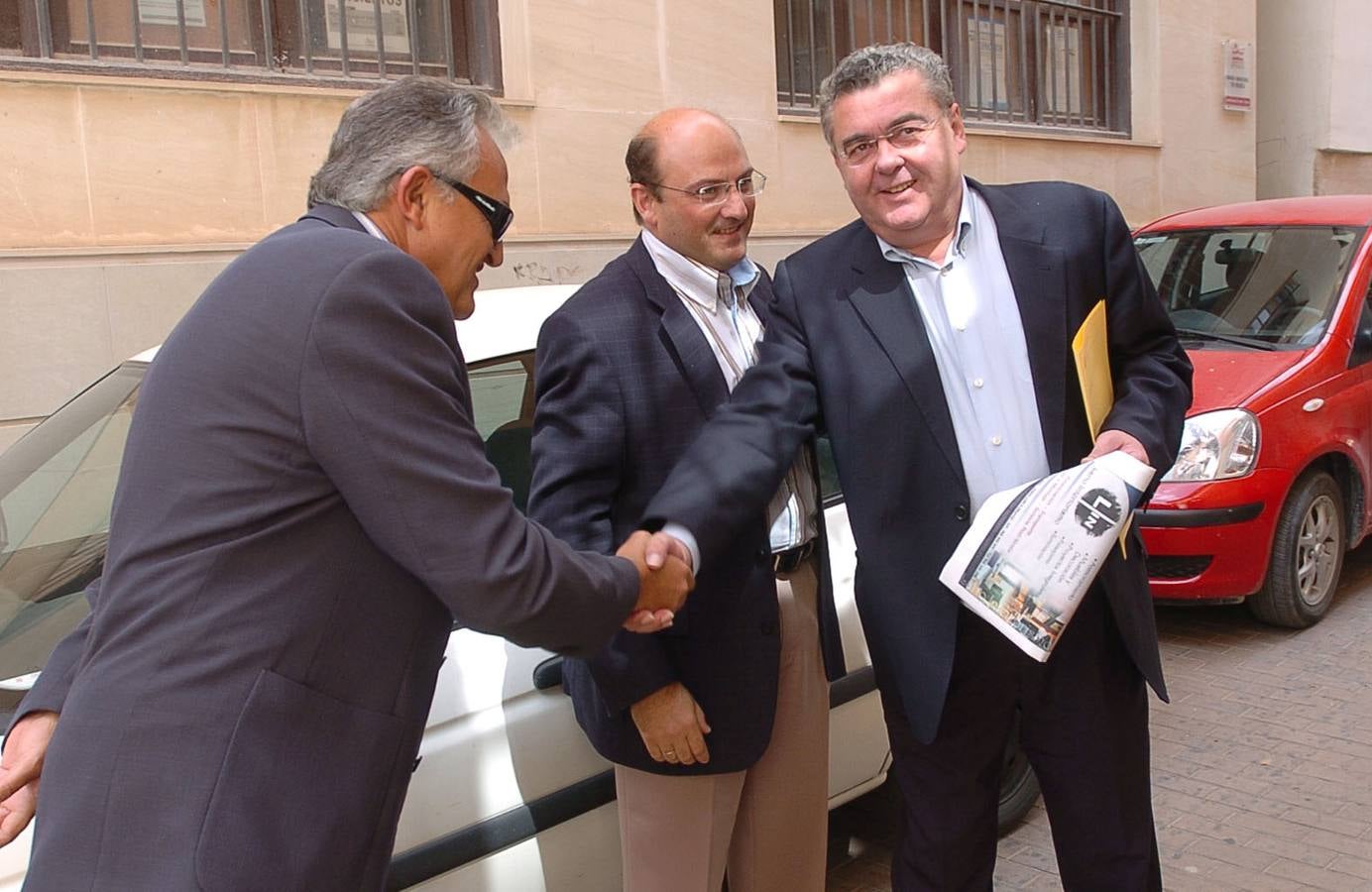 Anuncian la entrega al exalcalde socialista, Miguel Navarro Molina, de la Medalla de Oro de la Cámara de Comercio e Industria de Lorca. (10/2006)