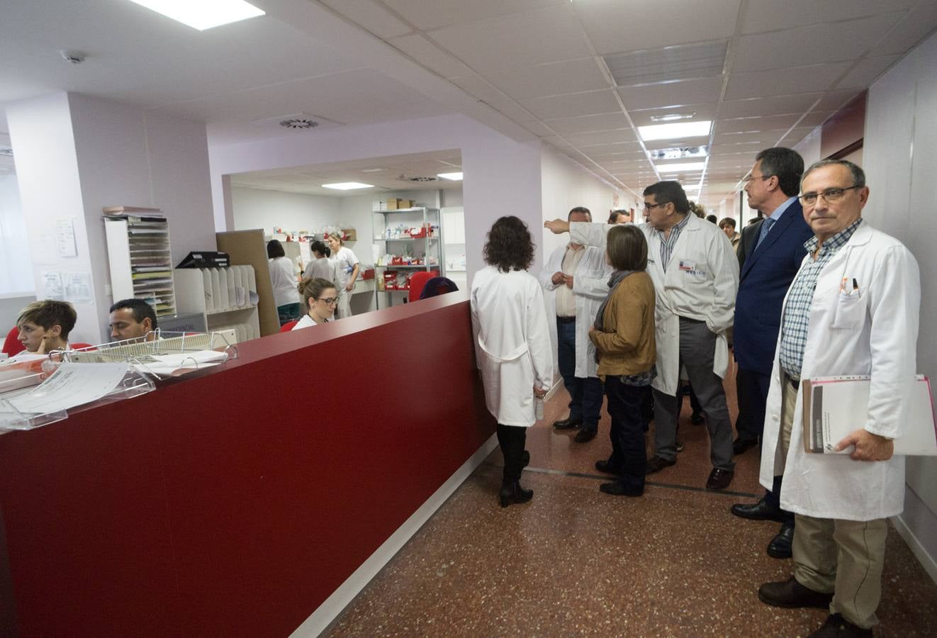 La secretaria autonómica, Dolores Salas, visita el Hospital de la Vega Baja por la ampliación de Urgencias