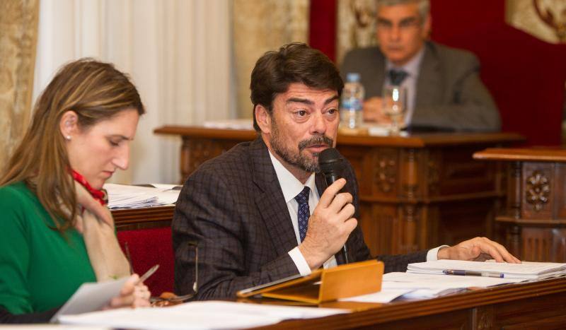 El tripartito saca a pasear Imelsa para atacar a un PP más combativo en el Pleno