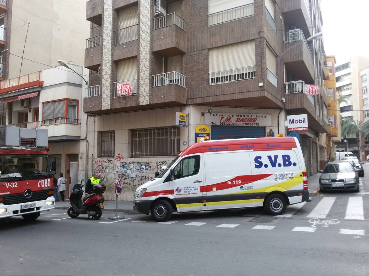 Una mujer intoxicada por humo al incendiarse su vivienda