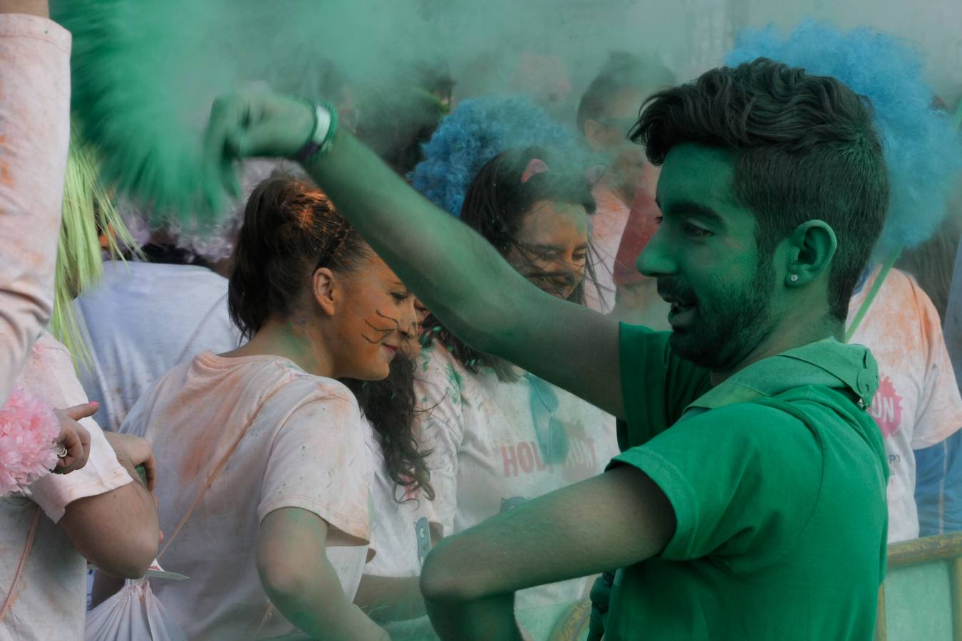 La &#039;Holi Run&#039; llena las calles de color