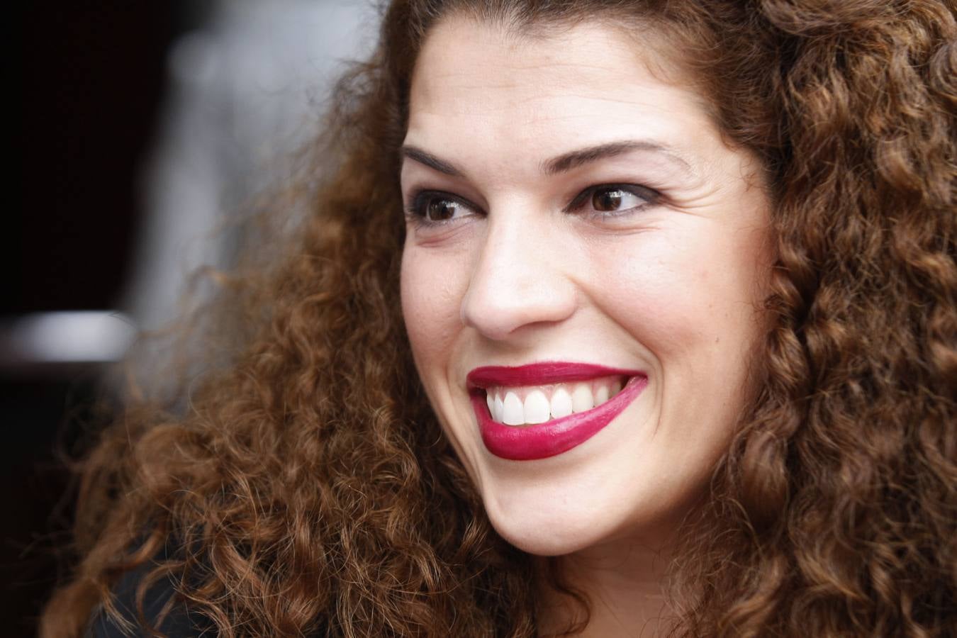 Lucía superó el cáncer de cuello de útero que le detectaron con 23 años y ahora ayuda a otros pacientes a recuperar la sonrisa que ella exhibe.