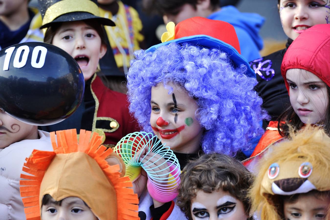 Casi 1.200 vecinos desfilan por El Carmen