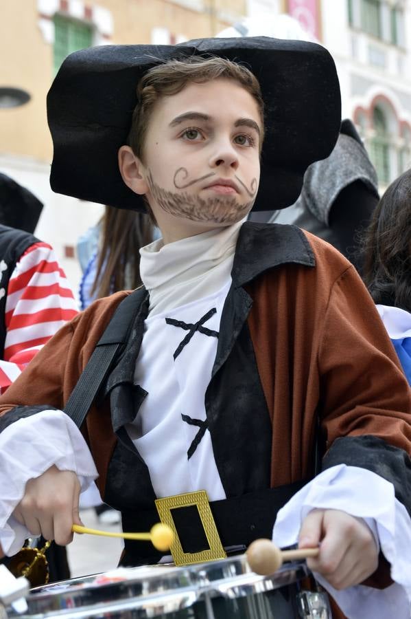 Casi 1.200 vecinos desfilan por El Carmen