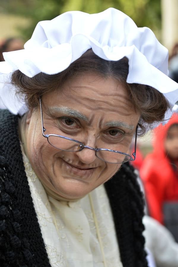 Casi 1.200 vecinos desfilan por El Carmen