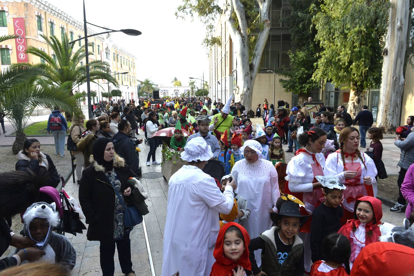 Casi 1.200 vecinos desfilan por El Carmen