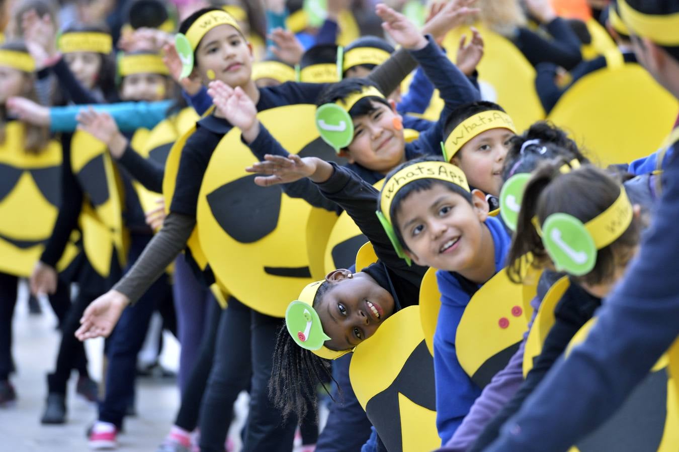 Casi 1.200 vecinos desfilan por El Carmen