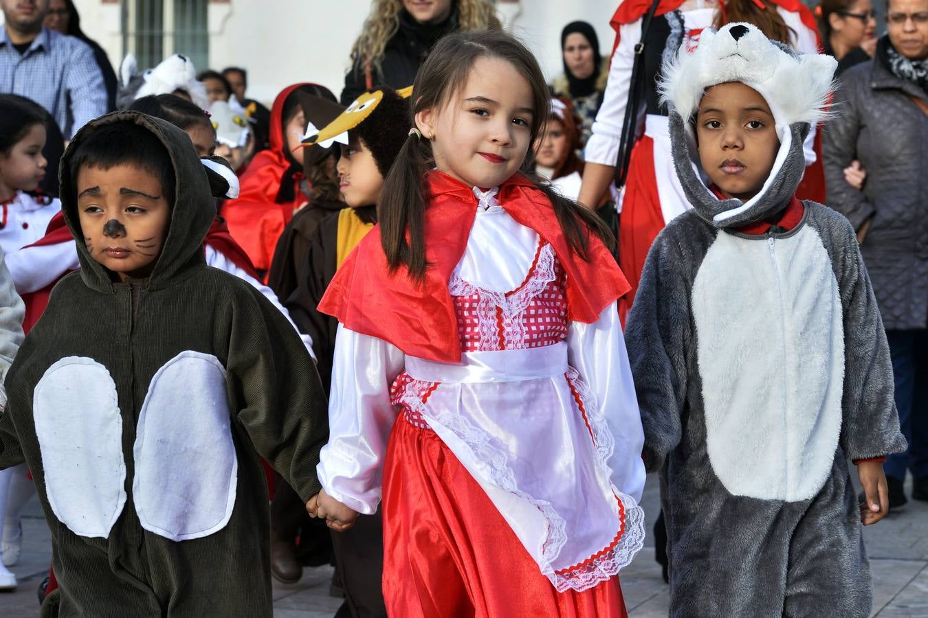 Casi 1.200 vecinos desfilan por El Carmen