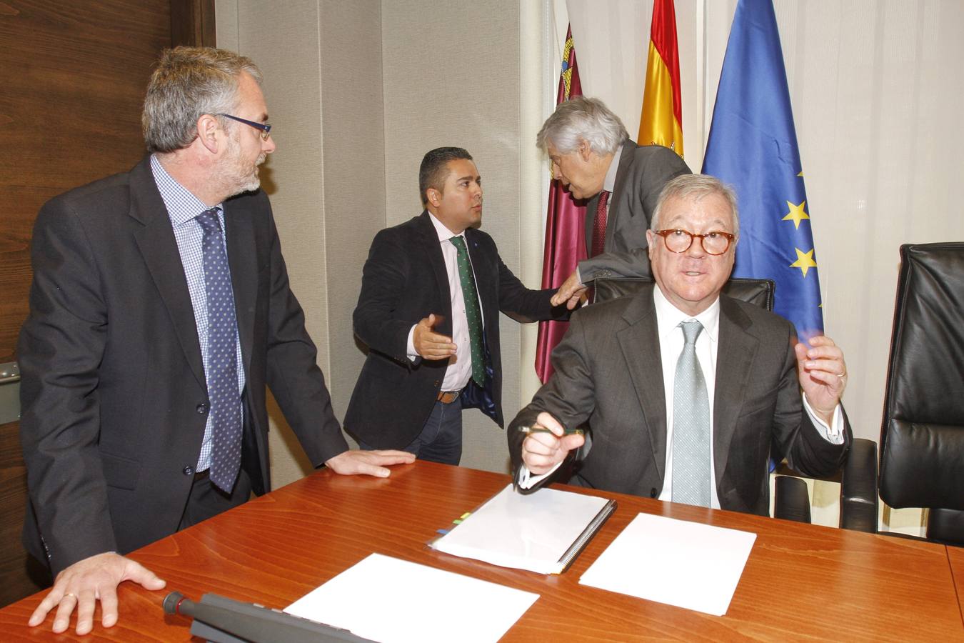 Garre rebate a Valcárcel y se alía con la oposición