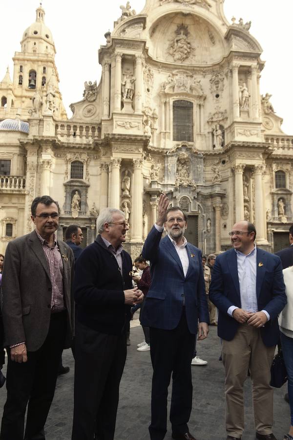 Besos, pulseras y futbolín en el paseo de Rajoy por Murcia