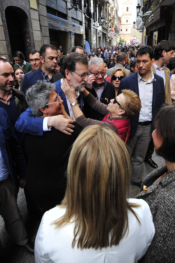 Besos, pulseras y futbolín en el paseo de Rajoy por Murcia