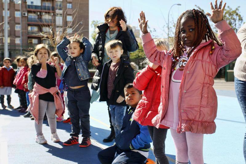 Alumnos del colegio José Carlos Aguilera de Alicante participan en una iniciativa para apoyar a los con cáncer