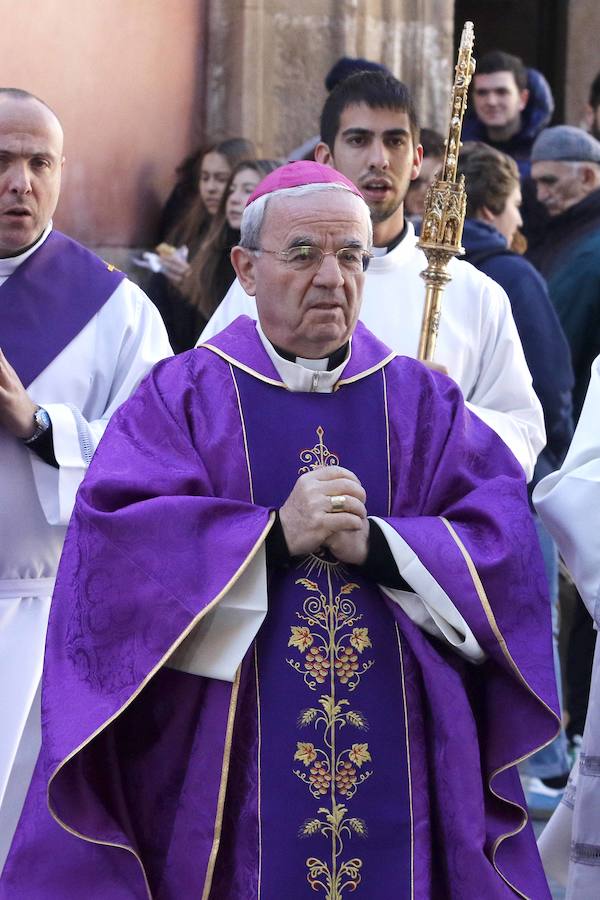 El nuncio del Papa preside la celebración jubilar de los sacerdotes en la Catedral