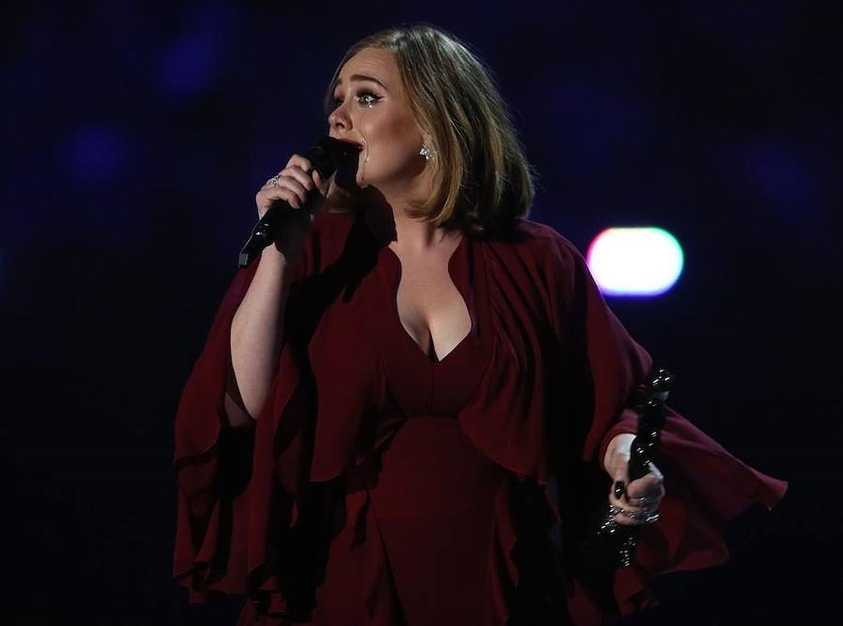 Adele llora al recoger uno de los premios.