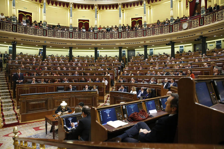 El líder del PSOE, Pedro Sánchez (de pie), se dirige al presidente del Gobierno en funciones, Mariano Rajoy (2d), en una intervención desde su escaño.