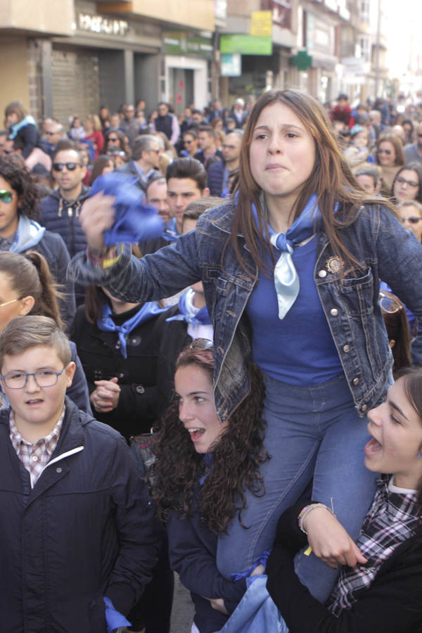 Una marea azul recorre el casco antiguo y el centro de Lorca