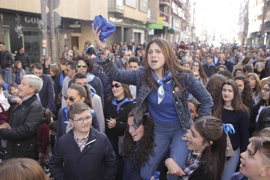 Una marea azul recorre el casco antiguo y el centro de Lorca