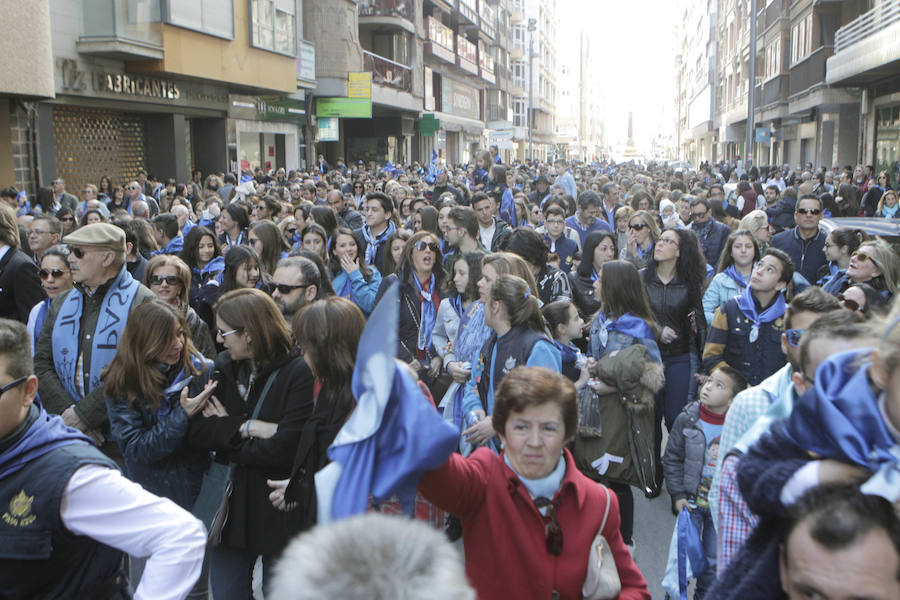 Una marea azul recorre el casco antiguo y el centro de Lorca