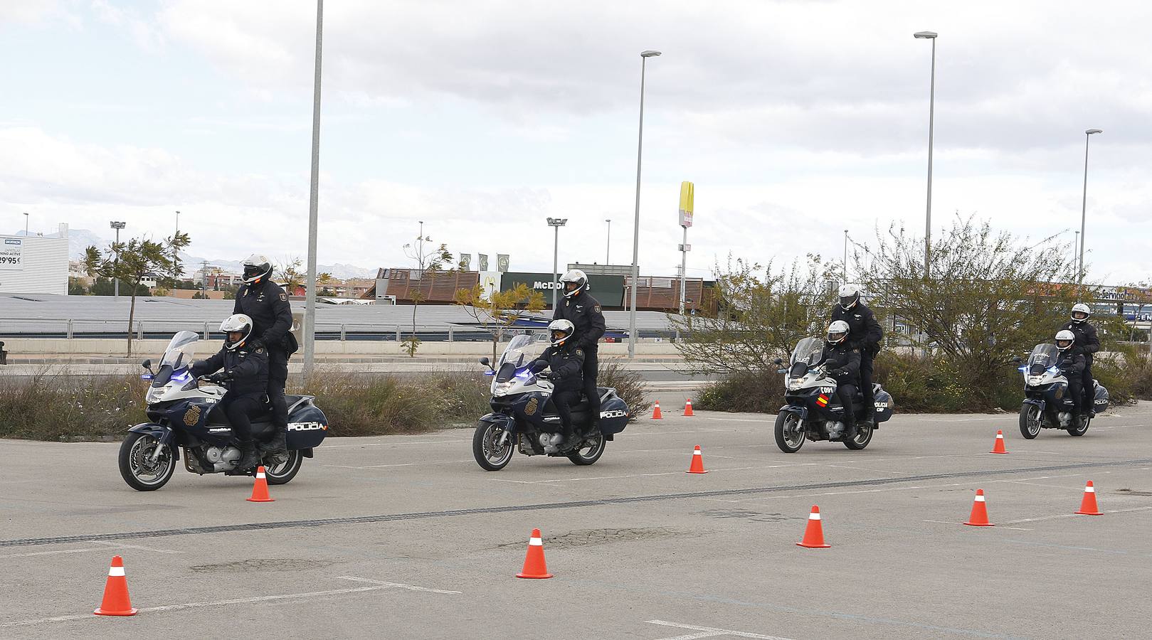 Los polis dominan las dos ruedas